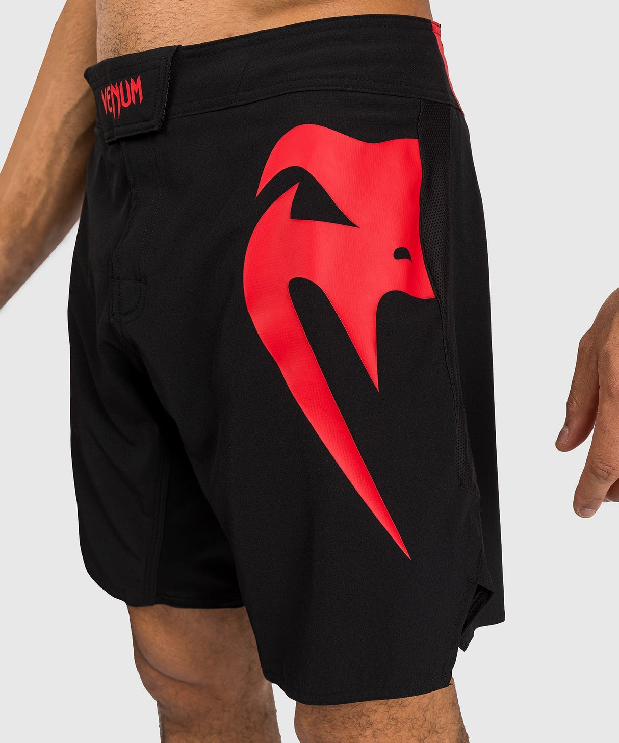 Venum Light 5.0 MMA Shorts - black/gold, VENUM-05103-100